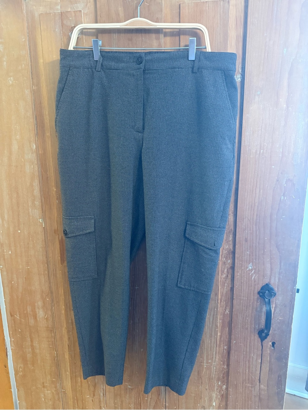 RW&CO. Women's Ankle Cargo Pants in Charcoal Gray